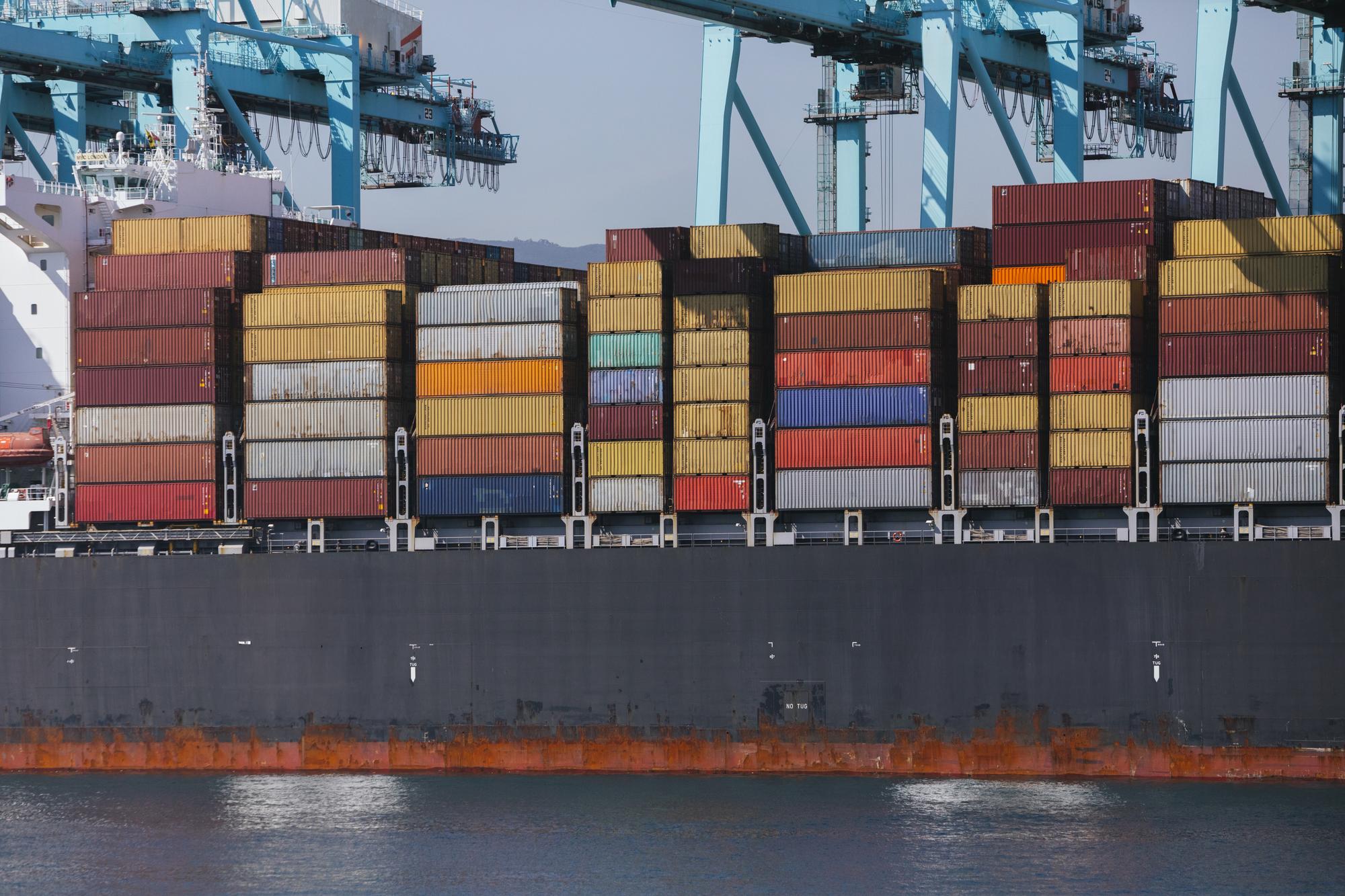 Buque de carga arribando a la terminal portuaria de Altamira