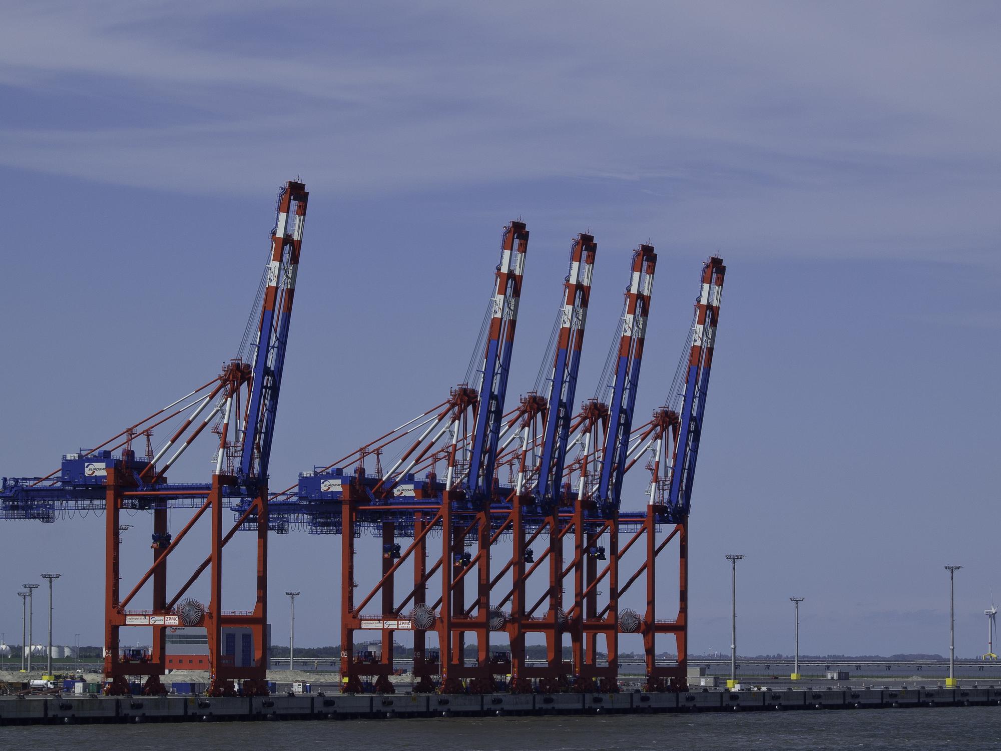 Buque portacontenedores atracado en la terminal con grúas pórtico operando